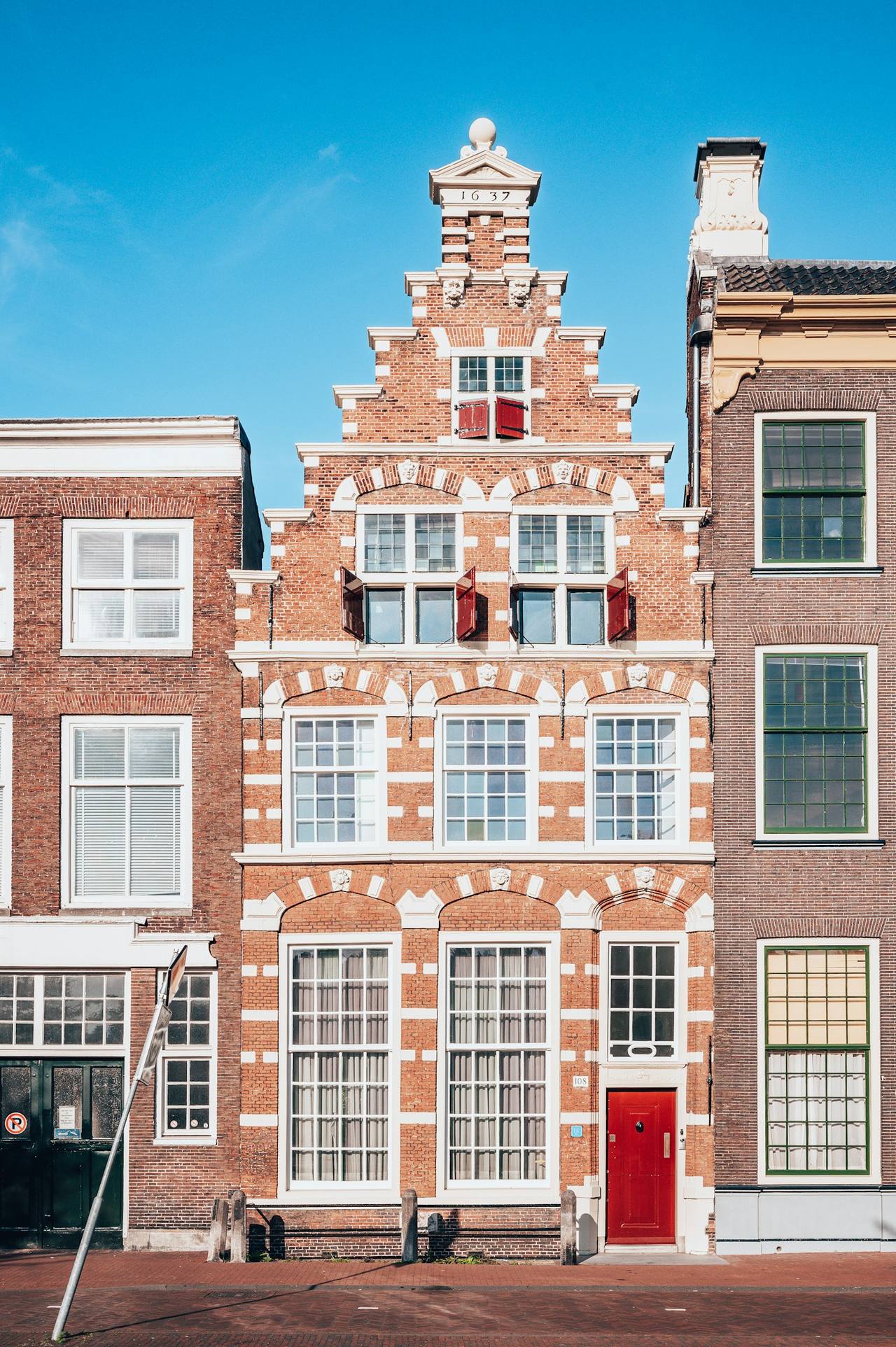 Klassiek Amsterdams grachtenpand met houten kozijnen